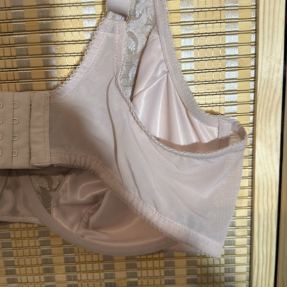 Vanity Fair Bra Cream Lace Mesh Underwire Minimizer Unlined 42D - Picture 10 of 14